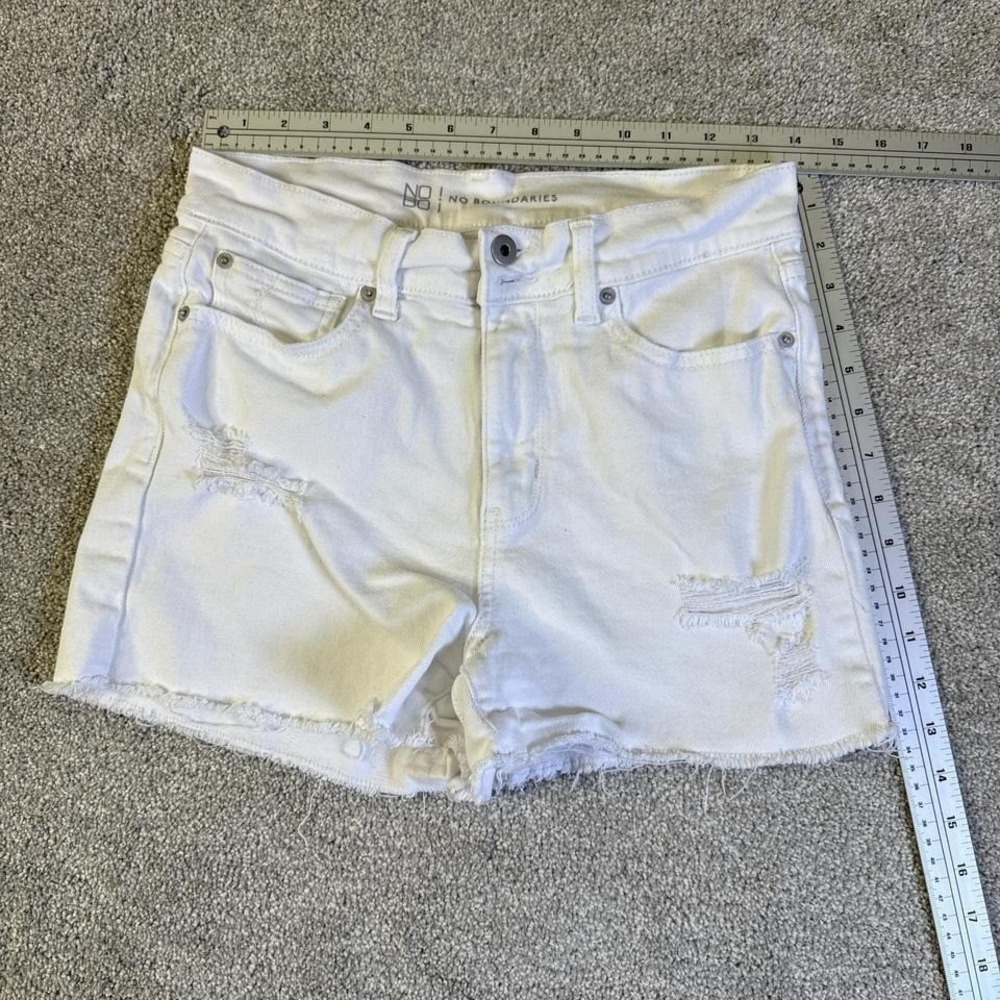 No Boundaries White Denim Shorts Women's Size 9 Frayed Hem - Picture 5 of 7
